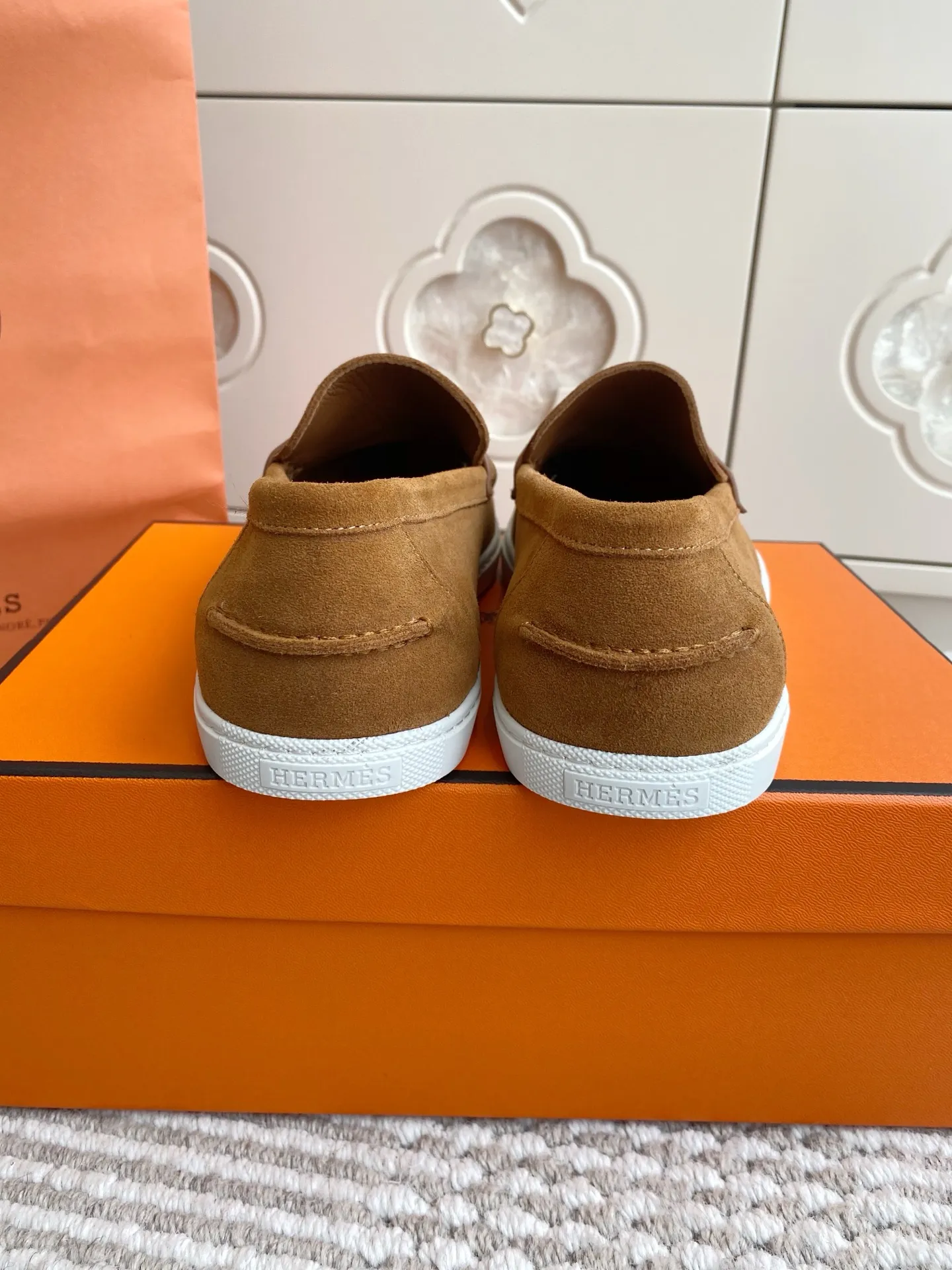 p560✨Hermes Couple Loafers｜Walking in the urban high-end, easily wearing Hermès temperament✨Who says luxury and comfort can’t have both?  This pair of H’s classic loafers really does it!  ▪️"Customized imported Yangjing fabric" is soft and delicate ▪️"Full sheepskin lining" + "soft-soled shoes" design. Your feet will be healed the moment you put them on~ It's like stepping on clouds☁️You won't feel tired after walking all day!  The iconic "H" buckle is low-key and luxurious. It is matched with a rubber outsole. It is lightweight and stylish. Whether you are commuting or shopping, you can easily achieve casual urban style🏙 Can be worn by couples. Full range of sizes, girls 35-41 | boys 39-45. Wear them together when going out. Sweet and high-end💑 Original mold opening. Details are in place. Those who understand will be attracted at a glance ️❤️ #Hermès loafers #coupleshoes #lightweight and versatile shoes